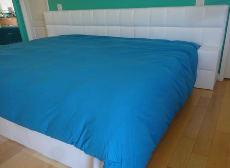 Luxury Oversize Bed with Sheets